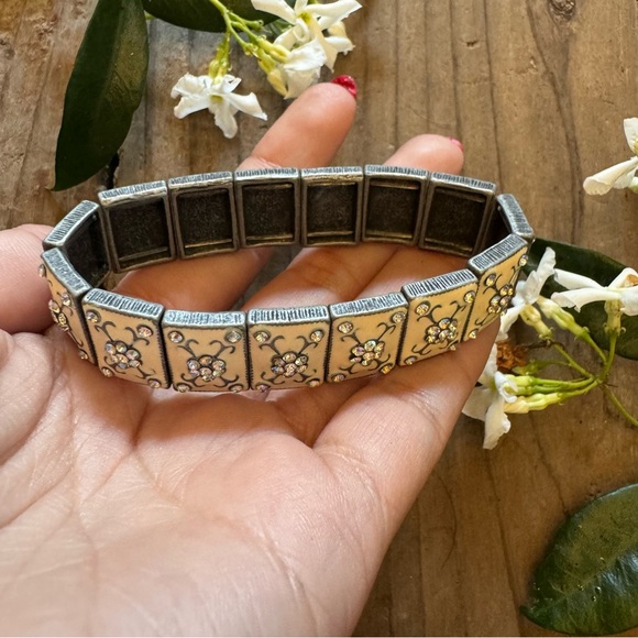 Vintage 🌸 Boho Cream & Rhinestone Enamel Stretch Bracelet Princesscore Floral - Picture 3 of 9